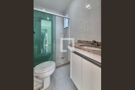 Casa de condomínio para alugar com 220m², 4 quartos e 4 vagasBanheiro da Suíte 1