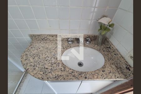 Casa de condomínio para alugar com 220m², 4 quartos e 4 vagasBanheiro da Suíte 1