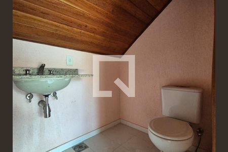 Casa de condomínio para alugar com 220m², 4 quartos e 4 vagasBanheiro 