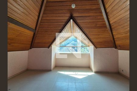 Casa de condomínio para alugar com 220m², 4 quartos e 4 vagasSótão