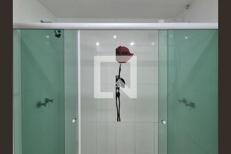 Casa de condomínio para alugar com 220m², 4 quartos e 4 vagasBanheiro da Suíte 2