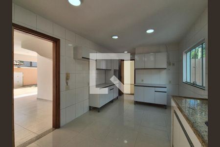 Casa de condomínio para alugar com 220m², 4 quartos e 4 vagasCozinha