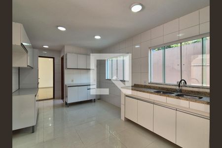 Casa de condomínio para alugar com 220m², 4 quartos e 4 vagasCozinha