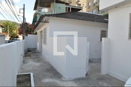 Casa à venda com 45m², 2 quartos e 1 vaga Casa à venda com 45m², 2 quartos e 1 vagaFachada