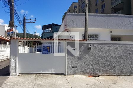 Casa à venda com 45m², 2 quartos e 1 vaga Casa à venda com 45m², 2 quartos e 1 vagaFachada