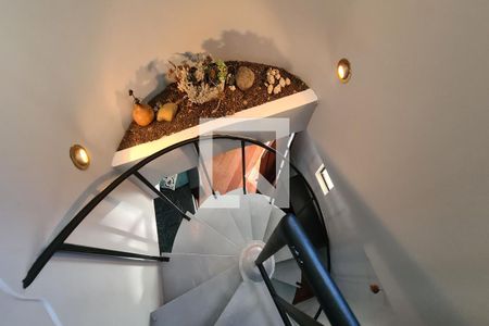 Casa à venda com 200m², 3 quartos e 2 vagasescada para os quartos