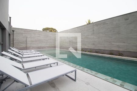 Apartamento à venda com 210m², 4 quartos e 3 vagas Apartamento à venda com 210m², 4 quartos e 3 vagasÁrea comum - Piscina