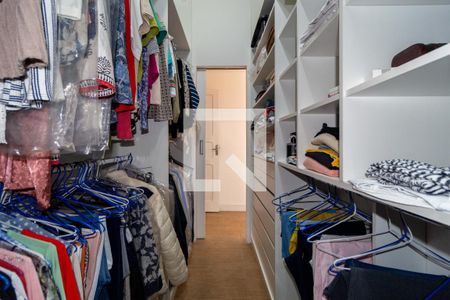 Casa à venda com 240m², 5 quartos e 3 vagas Casa à venda com 240m², 5 quartos e 3 vagasCloset - Suíte