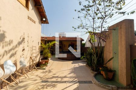 Casa à venda com 240m², 5 quartos e 3 vagas Casa à venda com 240m², 5 quartos e 3 vagasQuintal