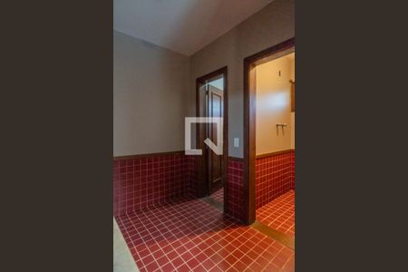 Casa de condomínio para alugar com 1400m², 8 quartos e 4 vagasBanheiro externo