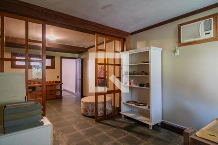 Casa de condomínio para alugar com 1400m², 8 quartos e 4 vagasEscritório