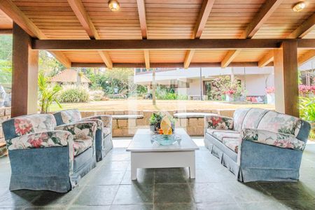 Casa de condomínio para alugar com 1400m², 8 quartos e 4 vagasQuintal