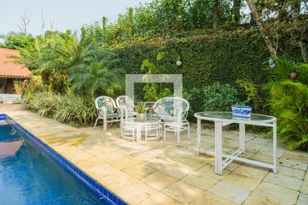 Casa de condomínio para alugar com 1400m², 8 quartos e 4 vagasQuintal