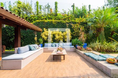 Casa de condomínio para alugar com 1400m², 8 quartos e 4 vagasQuintal