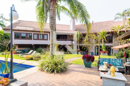 Casa de condomínio para alugar com 1400m², 8 quartos e 4 vagasQuintal