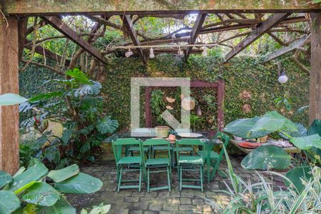 Casa de condomínio para alugar com 1400m², 8 quartos e 4 vagasQuintal