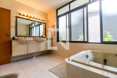 Casa de condomínio à venda com 651m², 4 quartos e 6 vagasBanheiro da Suíte 1