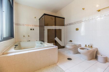 Casa de condomínio à venda com 651m², 4 quartos e 6 vagasBanheiro da Suíte 1