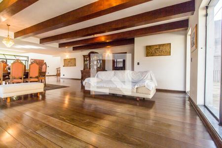 Casa de condomínio à venda com 651m², 4 quartos e 6 vagasSala de TV