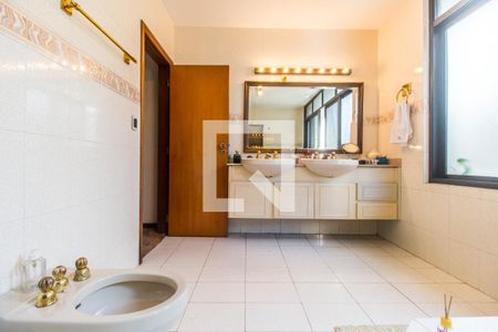 Casa de condomínio à venda com 651m², 4 quartos e 6 vagasBanheiro da Suíte 1