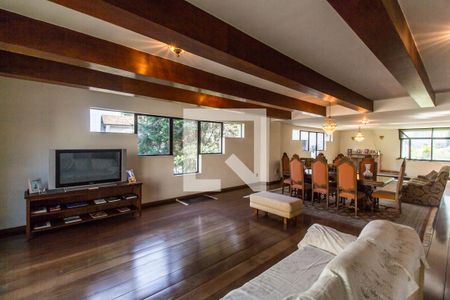 Casa de condomínio à venda com 651m², 4 quartos e 6 vagasSala de TV