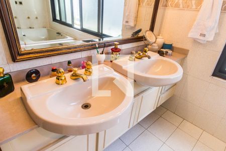 Casa de condomínio à venda com 651m², 4 quartos e 6 vagasBanheiro da Suíte 1