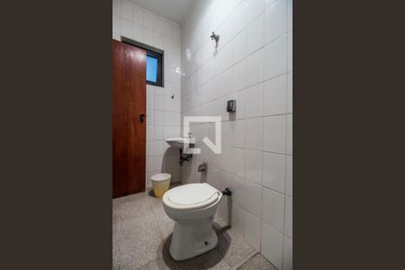 Casa de condomínio à venda com 651m², 4 quartos e 6 vagasBanheiro de serviço