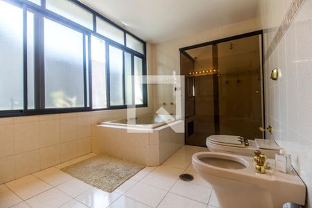 Casa de condomínio à venda com 651m², 4 quartos e 6 vagasBanheiro da Suíte 1