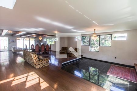 Casa de condomínio à venda com 651m², 4 quartos e 6 vagasSala