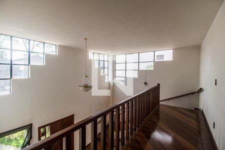 Casa de condomínio à venda com 651m², 4 quartos e 6 vagasEscada