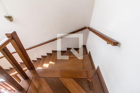 Casa de condomínio à venda com 651m², 4 quartos e 6 vagasEscada