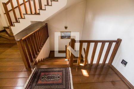 Casa de condomínio à venda com 651m², 4 quartos e 6 vagasEscada