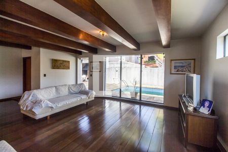 Casa de condomínio à venda com 651m², 4 quartos e 6 vagasSala de TV