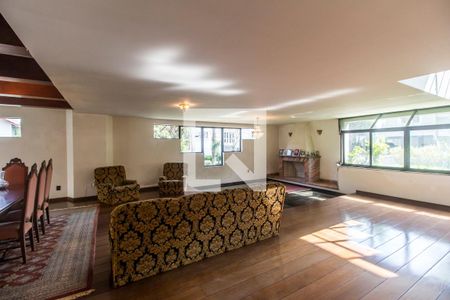 Casa de condomínio à venda com 651m², 4 quartos e 6 vagasSala