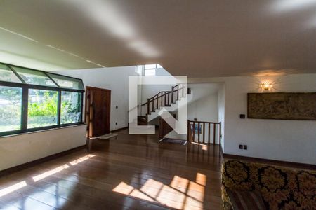 Casa de condomínio à venda com 651m², 4 quartos e 6 vagasEntrada