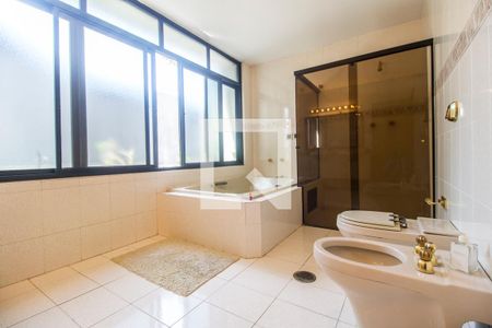 Casa de condomínio à venda com 651m², 4 quartos e 6 vagasBanheiro da Suíte 1