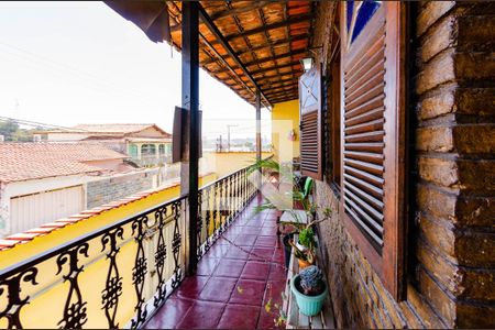 Casa à venda com 230m², 3 quartos e 4 vagas Casa à venda com 230m², 3 quartos e 4 vagasVaranda