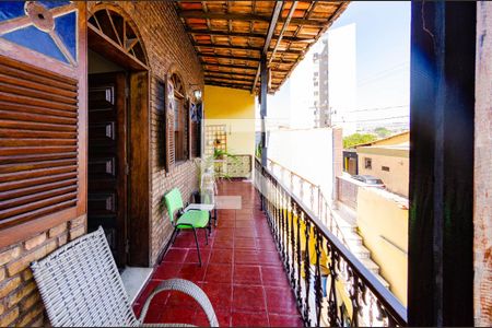 Casa à venda com 230m², 3 quartos e 4 vagas Casa à venda com 230m², 3 quartos e 4 vagasVaranda