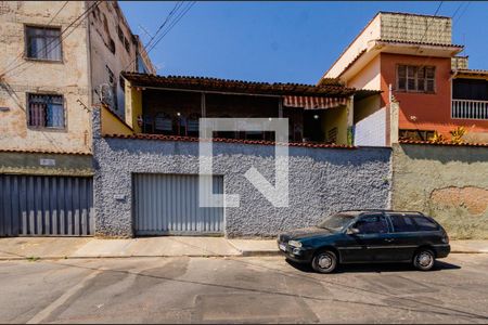 Casa à venda com 230m², 3 quartos e 4 vagas Casa à venda com 230m², 3 quartos e 4 vagasFachada