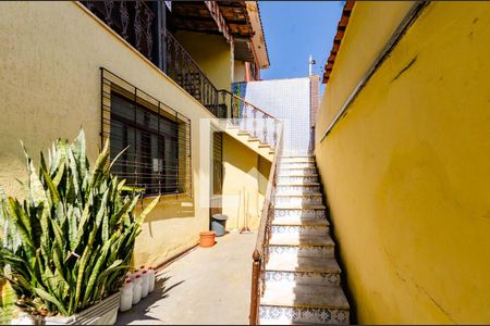 Casa à venda com 230m², 3 quartos e 4 vagas Casa à venda com 230m², 3 quartos e 4 vagasEscada