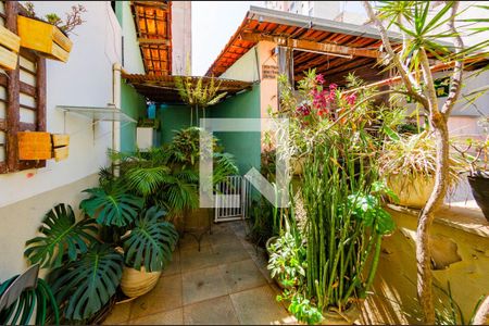 Casa à venda com 230m², 3 quartos e 4 vagas Casa à venda com 230m², 3 quartos e 4 vagasÁrea externa