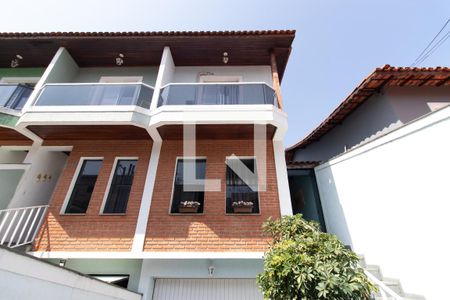 Casa à venda com 240m², 4 quartos e 5 vagas Casa à venda com 240m², 4 quartos e 5 vagasFachada