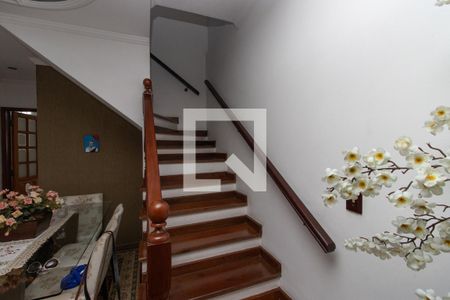 Casa à venda com 240m², 4 quartos e 5 vagas Casa à venda com 240m², 4 quartos e 5 vagasEscada