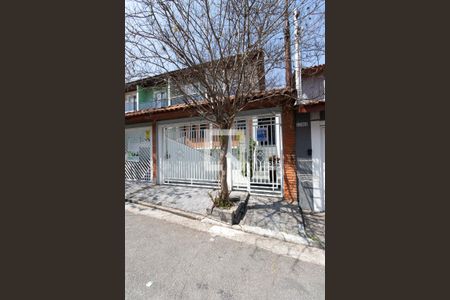 Casa à venda com 240m², 4 quartos e 5 vagas Casa à venda com 240m², 4 quartos e 5 vagasFachada