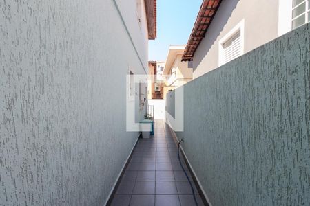 Casa à venda com 240m², 4 quartos e 5 vagas Casa à venda com 240m², 4 quartos e 5 vagasCorredor externo