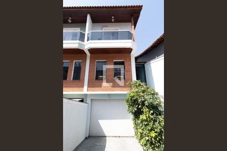 Casa à venda com 240m², 4 quartos e 5 vagas Casa à venda com 240m², 4 quartos e 5 vagasFachada