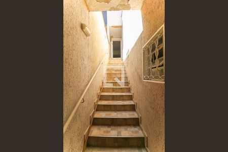 Casa à venda com 130m², 2 quartos e 2 vagasEscada