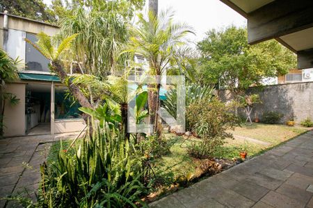 Casa à venda com 300m², 5 quartos e 4 vagas Casa à venda com 300m², 5 quartos e 4 vagasQuintal