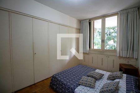 Casa à venda com 300m², 5 quartos e 4 vagas Casa à venda com 300m², 5 quartos e 4 vagasSuíte