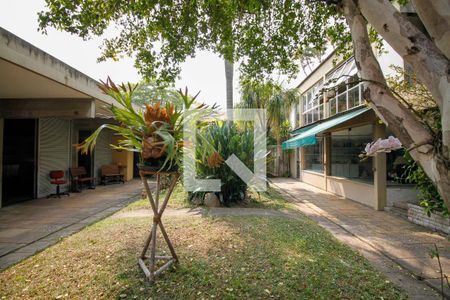 Casa à venda com 300m², 5 quartos e 4 vagas Casa à venda com 300m², 5 quartos e 4 vagasQuintal